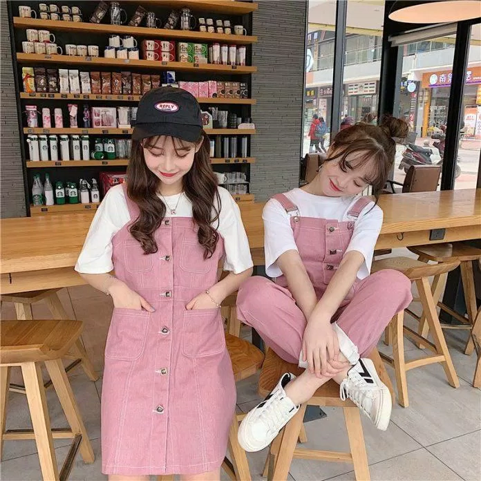 Váy yếm tông màu hồng pastel (nguồn ảnh: internet) quần yếm tông màu hồng pastel (nguồn ảnh: internet)