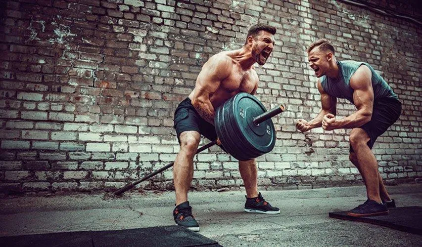 Tập gym cùng bạn bè sẽ cải thiện hiệu quả.