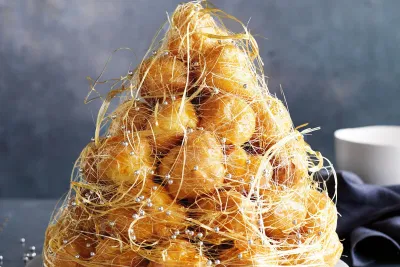 Mỗi Croquembouche sẽ có kiểu trang trí khác nhau tùy vào người thợ làm bánh ( Ảnh: Internet)