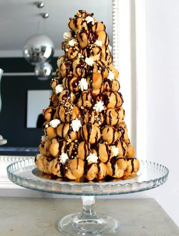 Phủ sốt chocolate cũng là 1 hình thức sáng tạo ( ảnh: Internet)