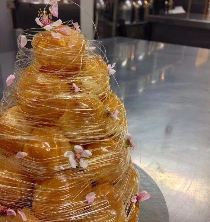 Croquembouche- món tráng miệng cao cấp ( ảnh: Internet)