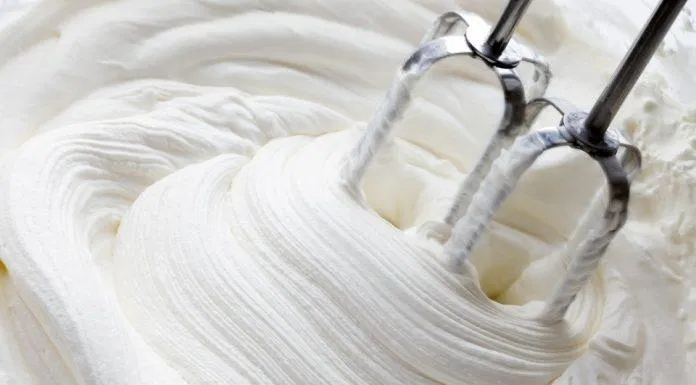Kem chantilly bông đúng chuẩn (ảnh: Internet)