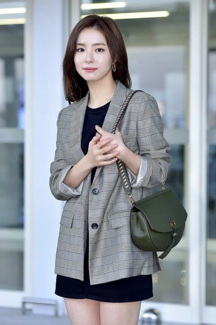Nếu chọn phối blazer cùng đầm thì hãy diện những mẫu đầm đơn giản, ưu tiên các tông màu trắng/ đen cực tôn dáng. (Nguồn: Internet)