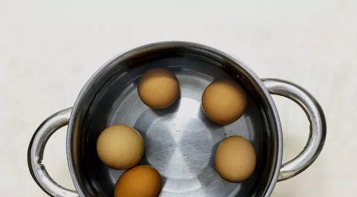 Bỏ trứng vào nước lạnh