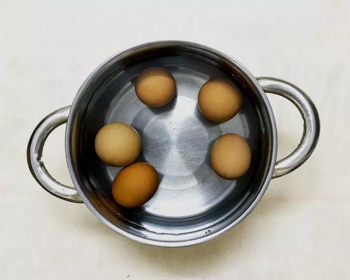 Cho trứng vào nước lạnh.