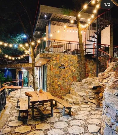 Khung cảnh buổi tối với những ánh đèn lung linh, ấm cúng tại De'bay Villa Top 5 căn villa gần Hà Nội sở hữu view cực đẹp biệt thự chất lượng Du lịch google maps Hà Nội Hoyahouse Mây Villa nghỉ dưỡng Pond Villla Nhà Ao Senvillas top 5 Top 5 căn villa gần Hà Nội sở hữu view cực đẹp top 5 villa view đẹp Villa Villa De bay