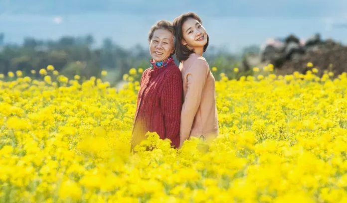 Hình ảnh hai bà cháu cùng loài hoa cải vàng xuất hiện xuyên suốt trong bộ phim (Ảnh: Internet)