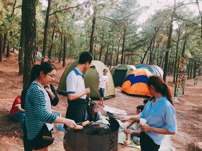 Các bạn trẻ dựng lều và nướng BBQ ngoài trời tại Thiên Phú Lâm