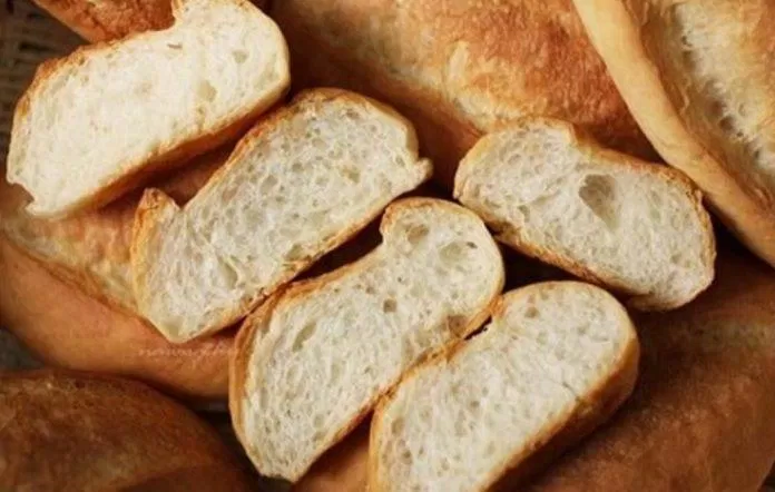 Cắt bánh mì thành lát mỏng (Nguồn: Internet)