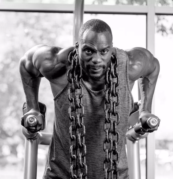Chain dips là bài tập gym rất tốt cho ngực vai và tay sau.