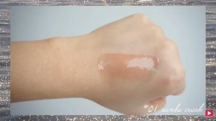 Chất son Water Gloss cực mỏng nhẹ trên môi chất son