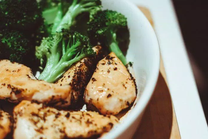 Thịt gà là nguồn cung cấp protein giúp bảo vệ cơ bắp khi thực hiện các chế độ ăn kiêng