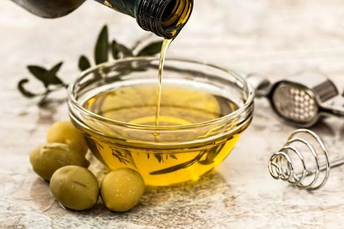 Dầu olive có hàm lượng axit oleic cao giúp làm giảm các nguy cơ bệnh tim. 