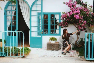 Du khách check in trước cửa Dalat Lacasa Homestay II Du khách check in trước cửa Dalat Lacasa Homestay II
