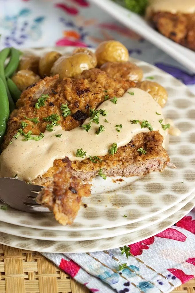 Miếng bít tết sau khi chiên có vẻ ngoài trông giống như miếng gà rán. (Nguồn: recipegirl) Miếng bít tết sau khi chiên có vẻ ngoài trông giống như miếng gà rán. (Nguồn: recipegirl)