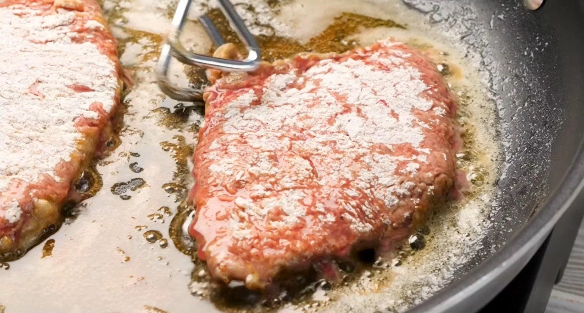 Chỉ nên chiên mỗi lượt 2 miếng bít tết để tránh lớp bột mất độ giòn. (Nguồn: recipegirl) Chỉ nên chiên mỗi lượt 2 miếng bít tết để tránh lớp bột mất độ giòn. (Nguồn: recipegirl)