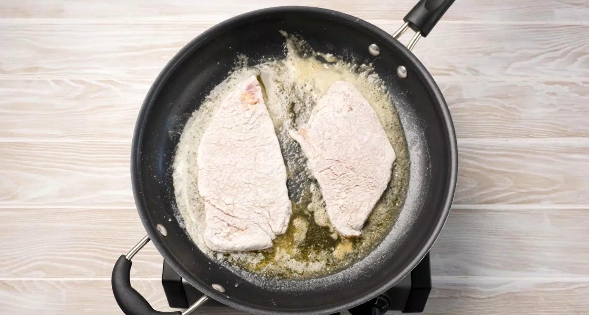 Chiên bít tết trong chảo dầu-bơ. (Nguồn: recipegirl) Chiên bít tết trong chảo dầu-bơ. (Nguồn: recipegirl)