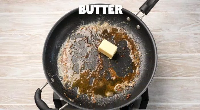 Cho bơ vào chảo chiên để chế biến nước sốt. (Nguồn: recipegirl)