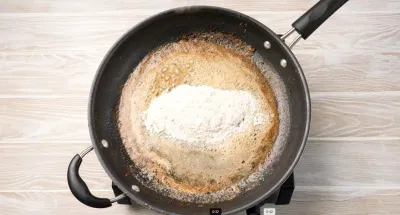 Thêm ít bột mì vào chảo rán. (Nguồn: recipegirl) Thêm ít bột mì vào chảo rán. (Nguồn: recipegirl)