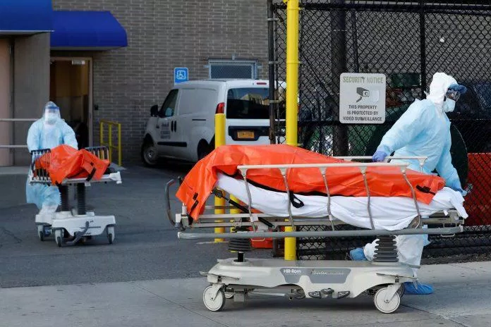 Cảnh nhân viên y tế vận chuyển xác bệnh nhân tử vong vì Covid-19 tại một bệnh viện Mỹ.