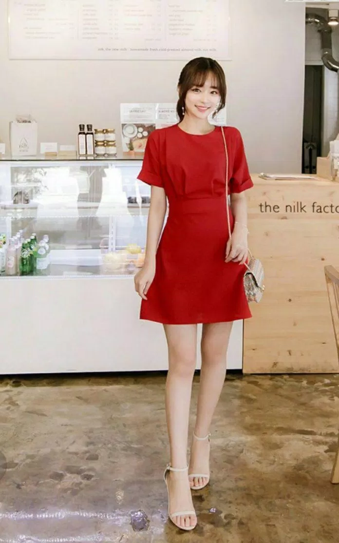 Màu sắc càng nổi bật thì thiết kế đầm càng nên tối giản, chỉ một chút nhấn nhá phần eo cũng đủ khiến nàng xinh khó cưỡng rồi. (Nguồn: Internet)