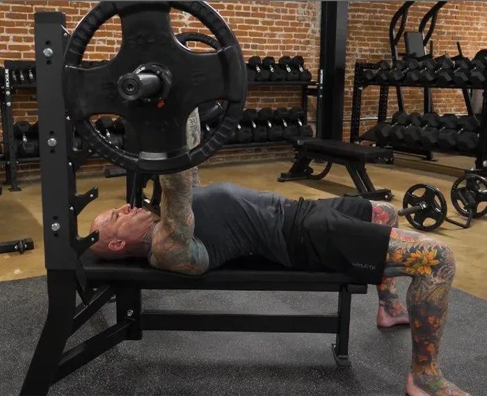 Đặt chân lên mặt đất khi nằm đẩy ngực.