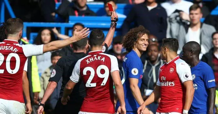 David Luiz nhận thẻ đỏ sau pha vào bóng nguy hiểm với Sead Kolasinac