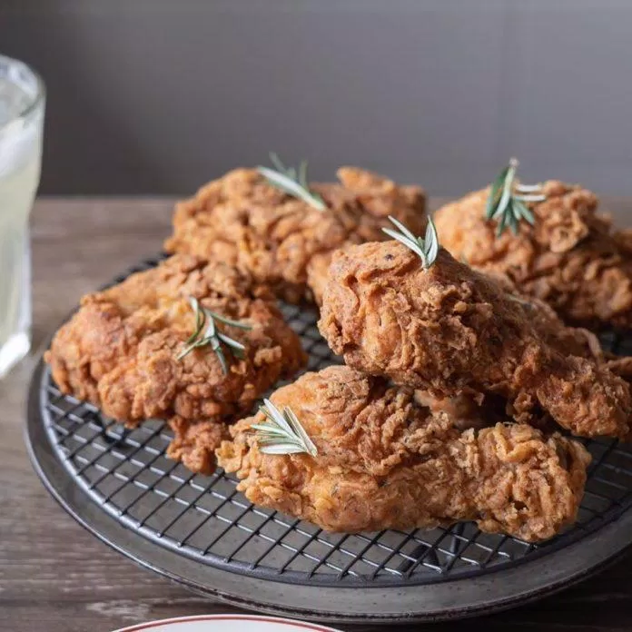 167 Trổ tài làm món ngon mỗi ngày với 5 kênh Youtube về ẩm thực mới nhất 20 Gà Rán KFC (Nguồn: FB Culinary Frank)