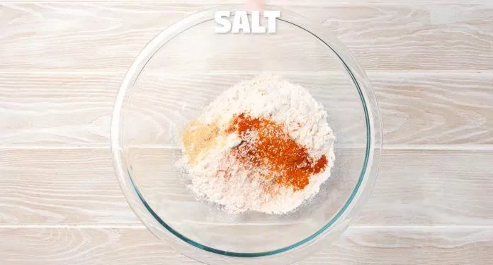 Hỗn hợp bột-bột ớt-bột tỏi-muối. (Nguồn: recipegirl) Hỗn hợp bột-bột ớt-bột tỏi-muối. (Nguồn: recipegirl)