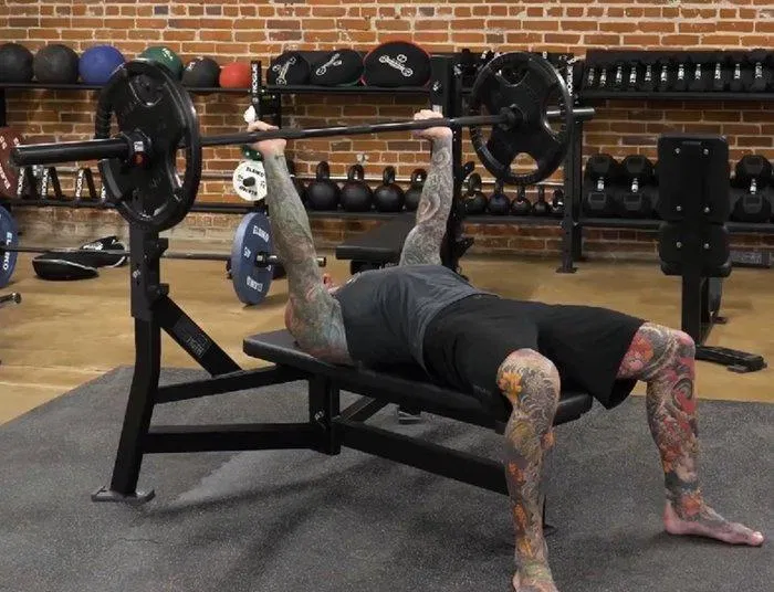 Khoảng cách hợp lý giữa hai bàn tay.