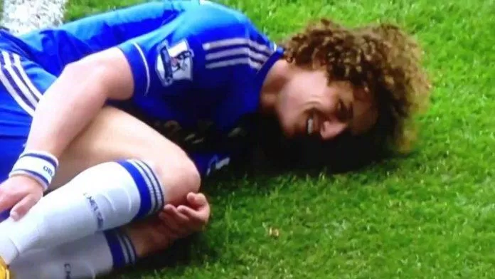 Khoảnh khắc ma mãnh của David Luiz sau khi va chạm với Rafael da Silva Khoảnh khắc ma mãnh của David Luiz sau khi va chạm với Rafael da Silva