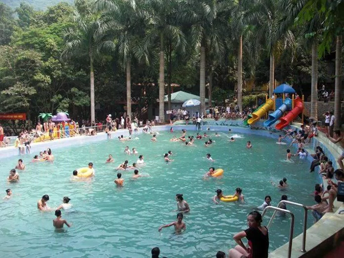 Khu bể bơi tại khu du lịch Ao Vua