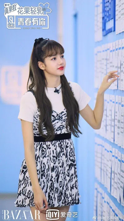 lisa diện váy xòe nữ tính