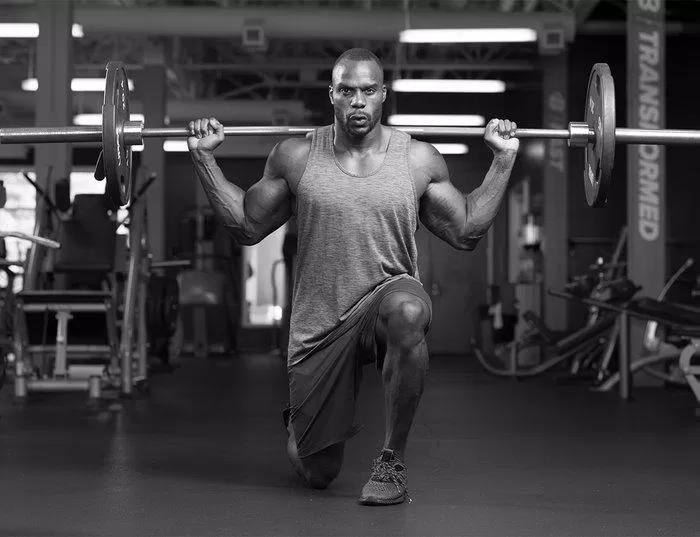 Lunge là bài tập gym cho cả nam và nữ.