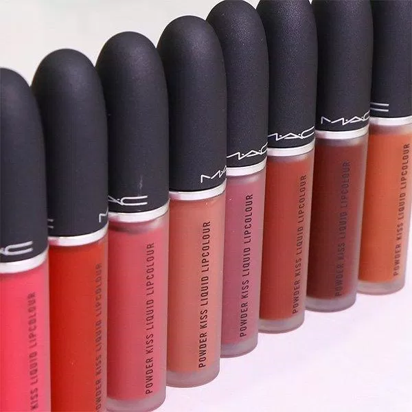 MAC Powder Kiss Liquid Lipcolour tạo hiệu ứng mờ lỳ, lấp đầy các rãnh môi. (nguồn: Internet)