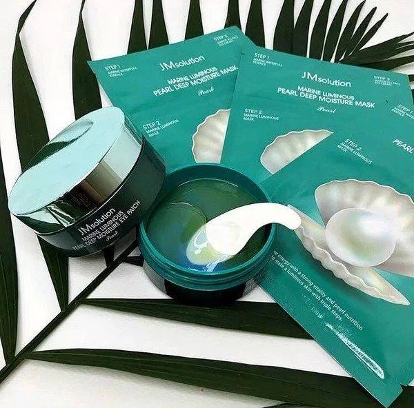 Tinh chất ngọc trai chứa trong JM Solution Marine Luminous Pearl Deep Moisture Eye Patch giúp dưỡng trắng và nuôi dưỡng da sáng màu từ bên trong mặt nạ dưỡng mắt jm solution
