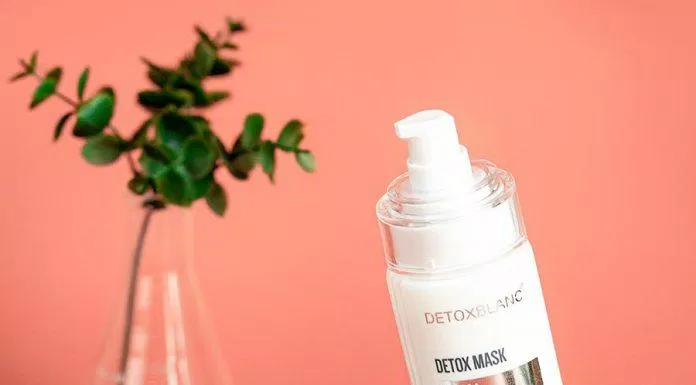 Mặt nạ thải độc Detox Blanc với thiết kế vòi bơm tiện lợi (Ảnh: Internet)