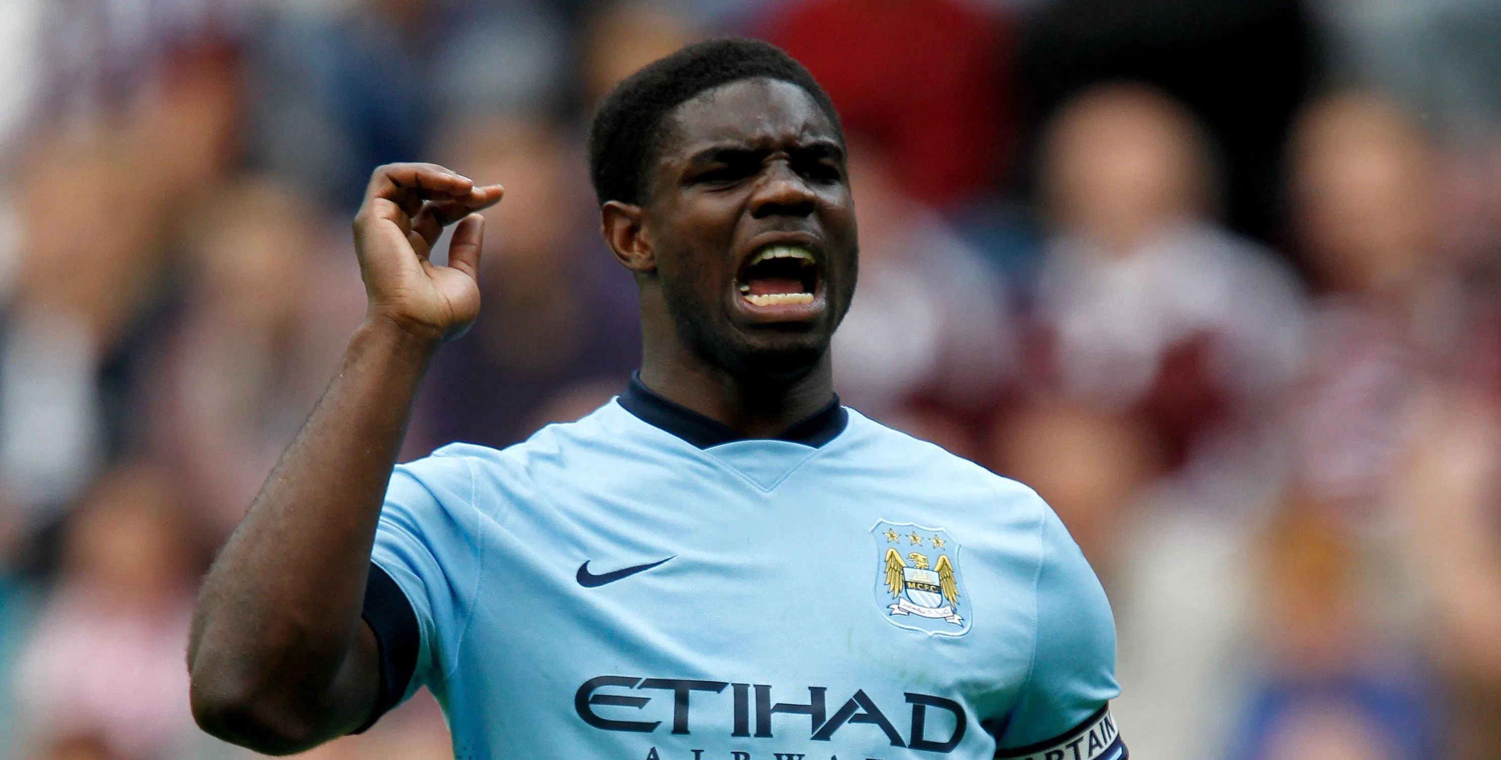 Micah Richards từng được mang băng đội trưởng của Manchester City. Micah Richards từng được mang băng đội trưởng của Manchester City