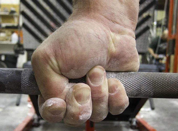 Closed grip cách nắm tay đóng.