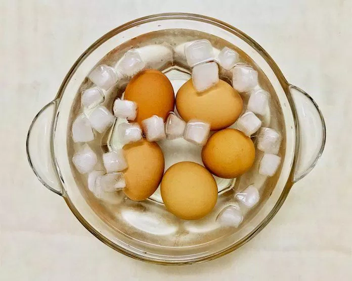 Ngâm trứng vào nước đá.
