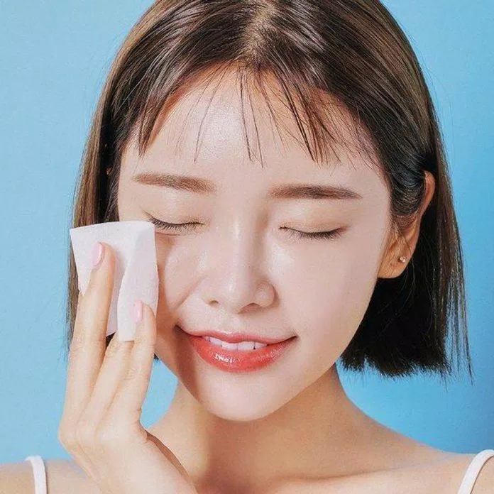 Ngoài rửa mặt thường xuyên, bạn nên kết hợp thêm các sản phẩm dưỡng da khác (Nguồn:Internet)