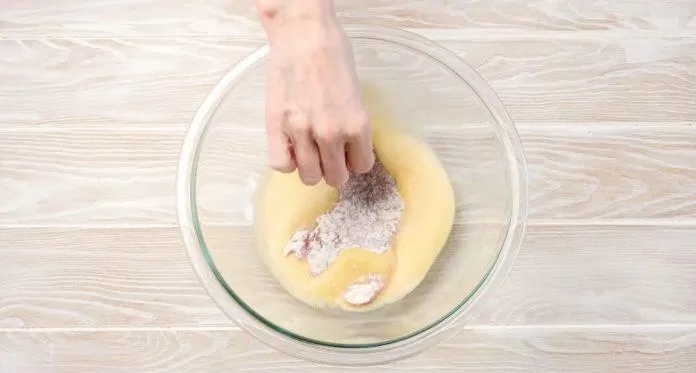 Nhúng bít tết vào trứng. (Nguồn: recipegirl) Nhúng bít tết vào trứng. (Nguồn: recipegirl)