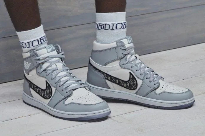 Hình cận cảnh Sneaker 2020 Nike Air Jordan 1 x Dior Hình cận cảnh Sneaker 2020 Nike Air Jordan 1 x Dior