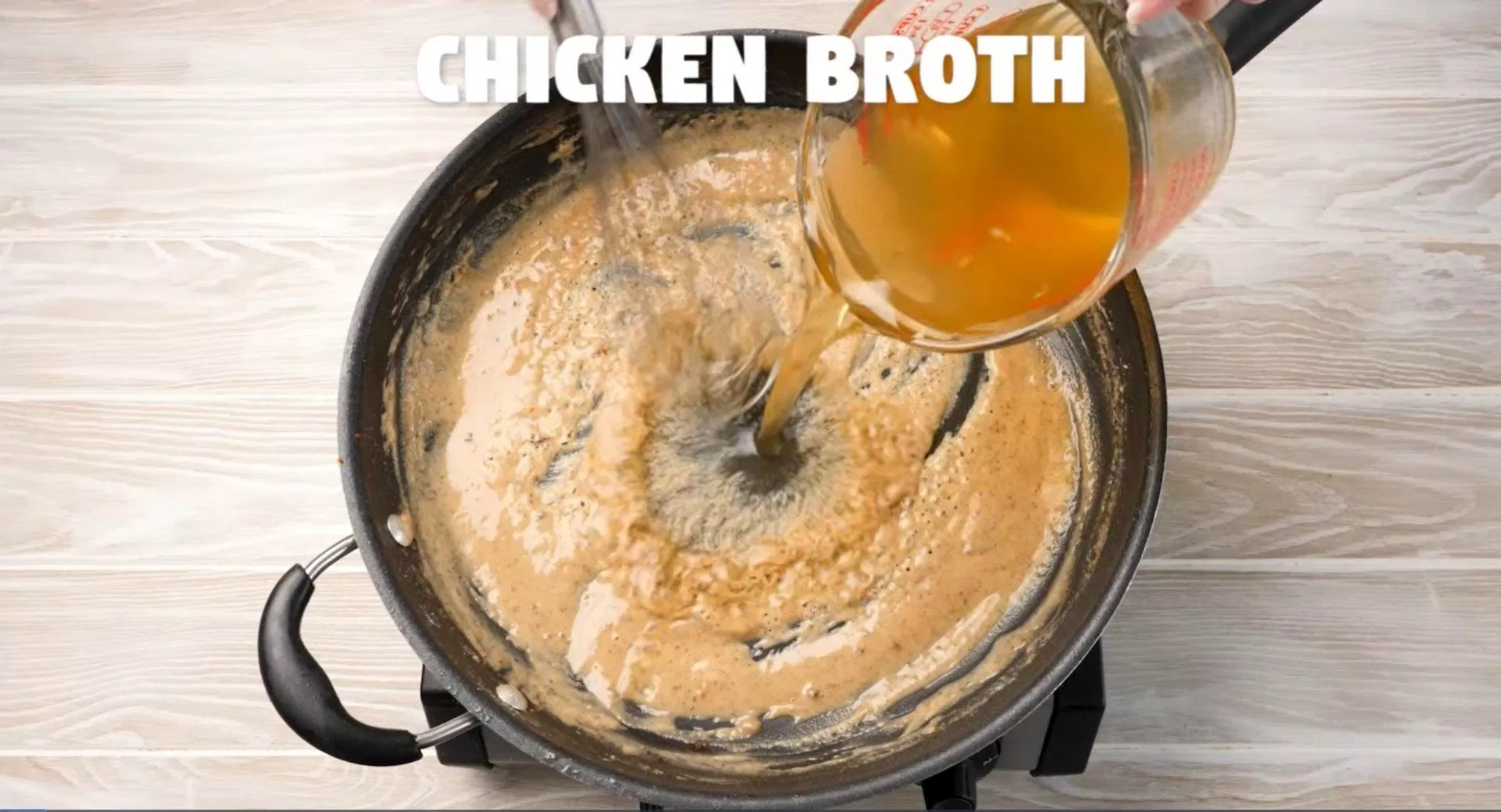 Từ từ đổ nước dùng gà vào chảo rán, khuấy đều. Chỉ dùng lượng nước vừa đủ để không quá lỏng. (Nguồn: recipegirl) Từ từ đổ nước dùng gà vào chảo rán, khuấy đều. Chỉ dùng lượng nước vừa đủ để không quá lỏng. (Nguồn: recipegirl)