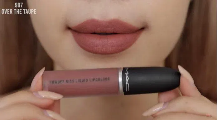 Over The Taupe là sắc nâu đất trầm, tạo hiệu ứng bờ môi hững hờ sexy. (nguồn: Internet)
