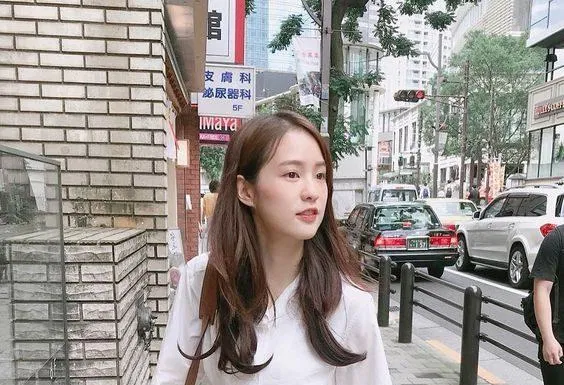 Phối đồ với chân váy caro Phối đồ với chân váy caro