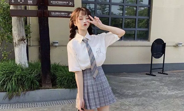 Phối đồ với chân váy caro Phối đồ với chân váy caro