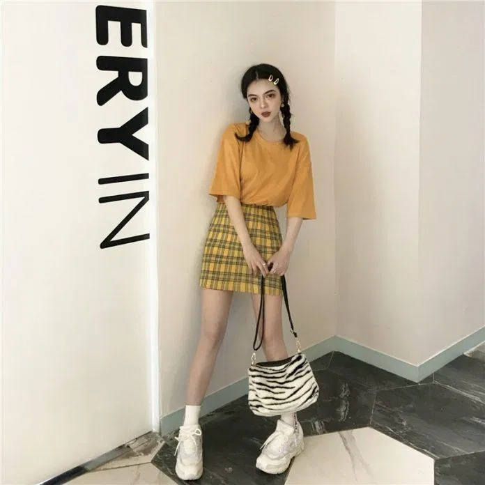 Áo thun phối chân váy caro Áo thun phối chân váy caro