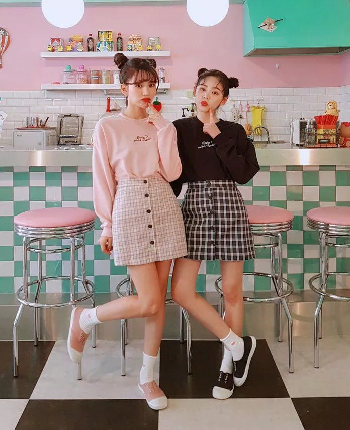 Phối đồ với chân váy caro Phối đồ với chân váy caro
