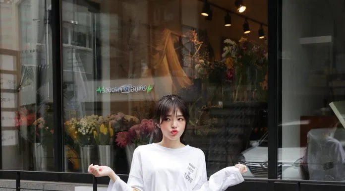 Phối đồ với chân váy caro Phối đồ với chân váy caro